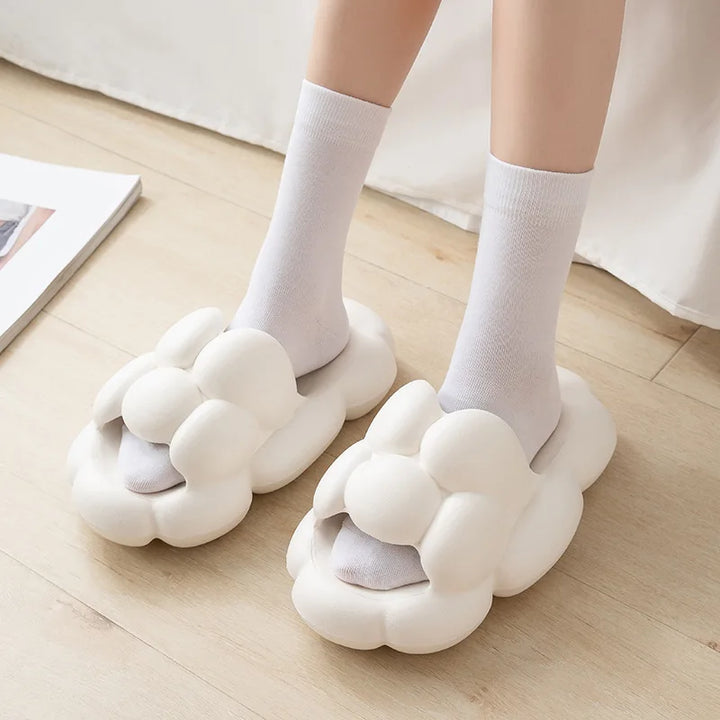 Cosy knotted slippers with soft texture