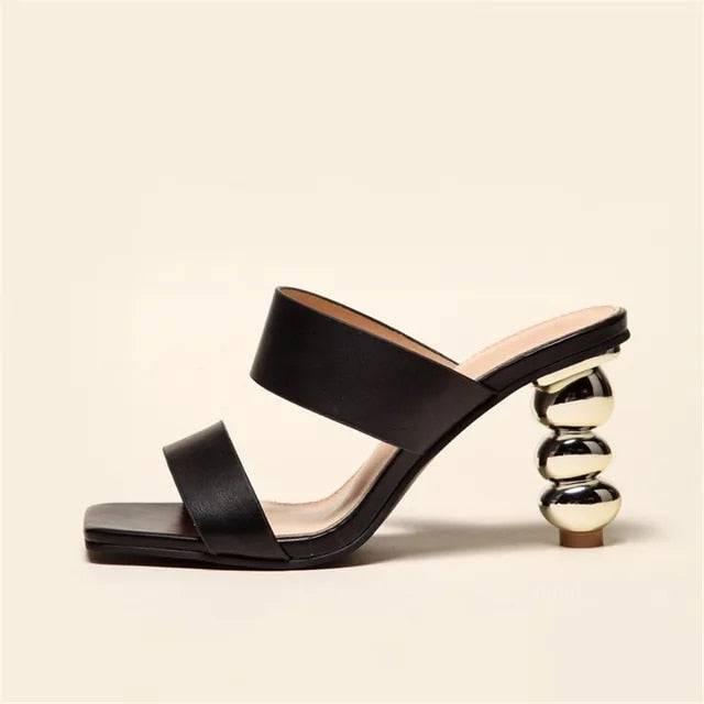 Elegant sandals with heel and square toe