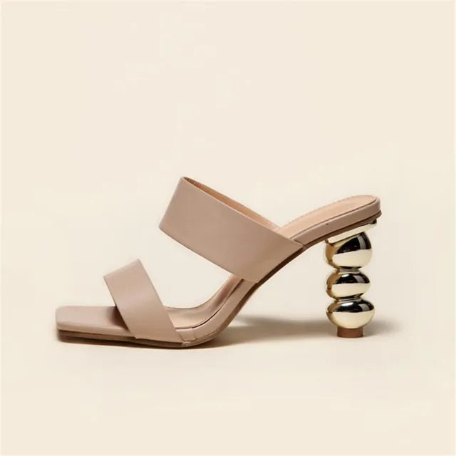 Elegant sandals with heel and square toe