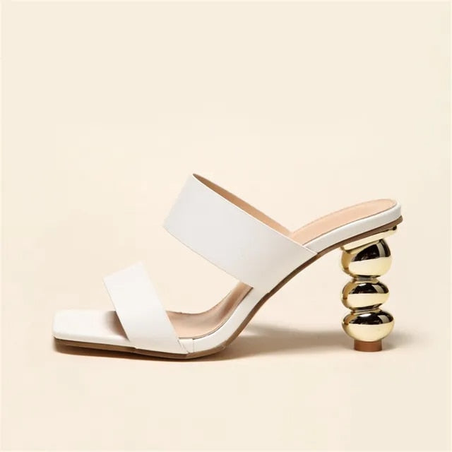 Elegant sandals with heel and square toe