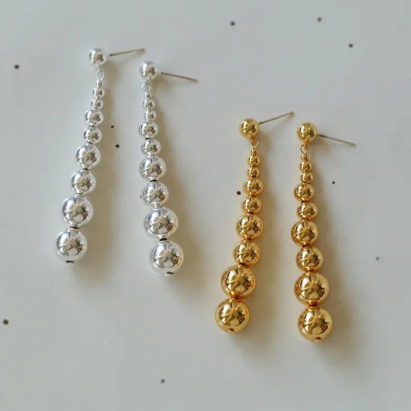 Chic earrings with metallic pearl strands