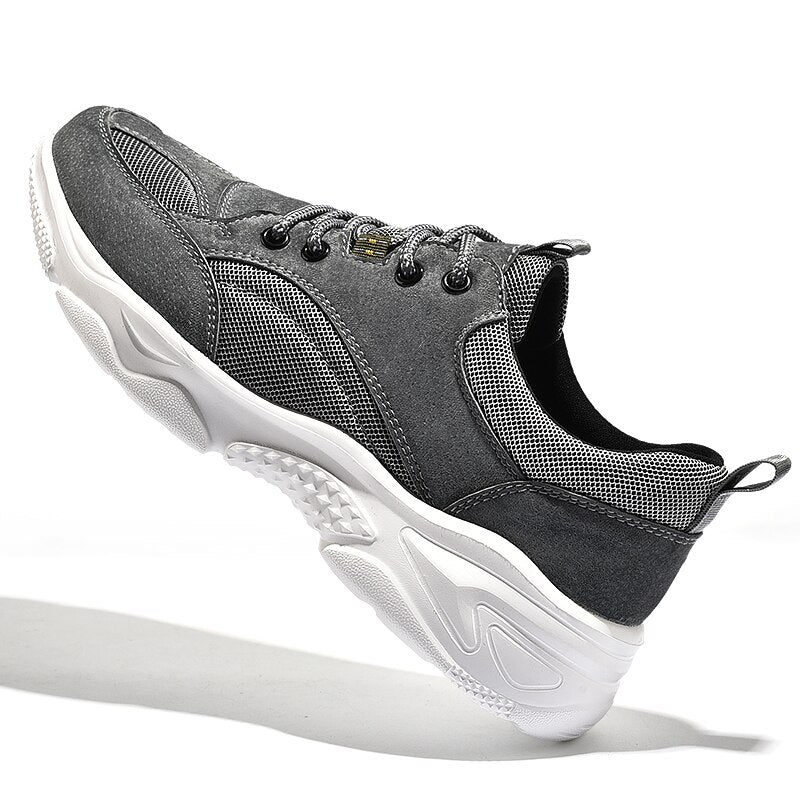 Breathable sports shoe