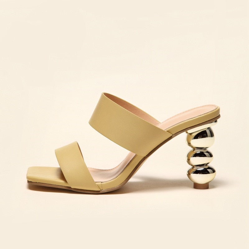 Elegant sandals with heel and square toe