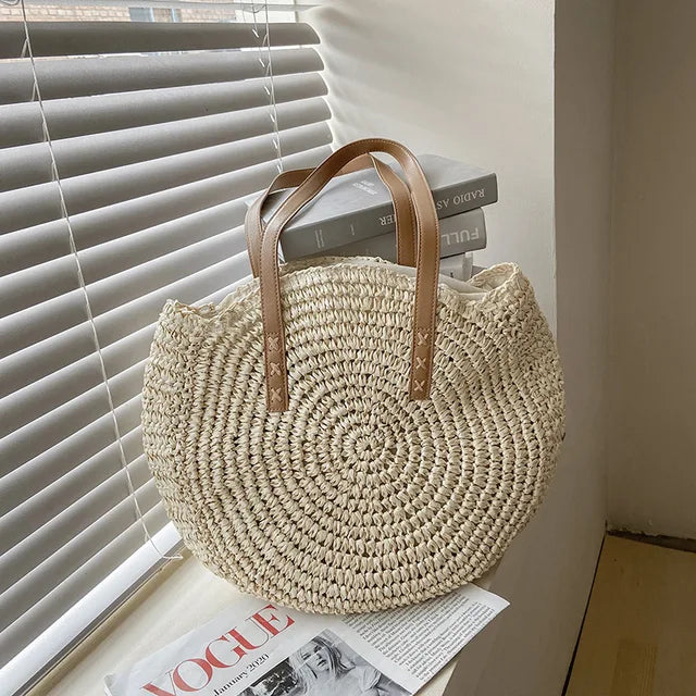 Round straw shoulder bag for women